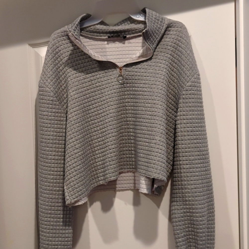 Cropped pull over in gray